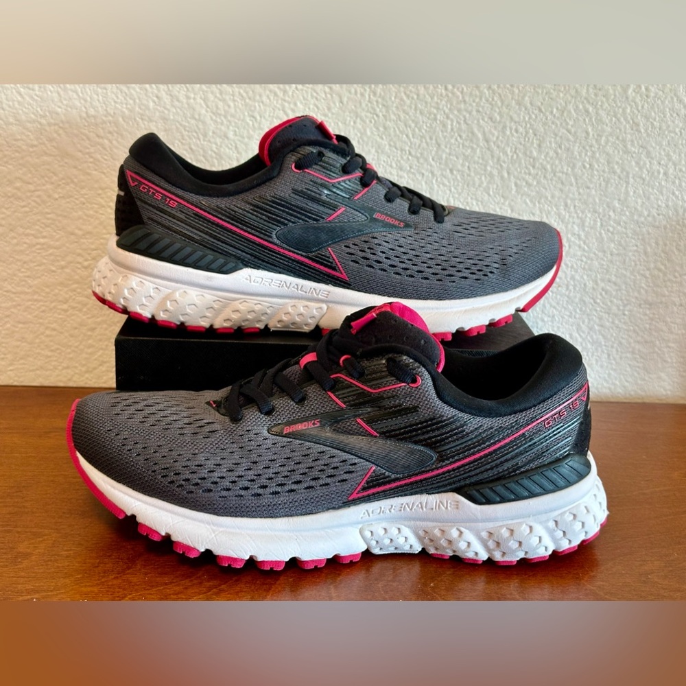 Woman's Brooks Adrenaline, Black w ith Fushia Accents! Size 8.5 B